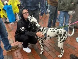 woman kissing first responder therapy dogs